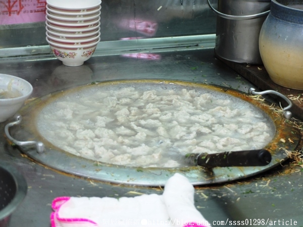 阿鳳浮水虱目魚焿：【美食特搜。台南中西區】阿鳳浮水虱目魚羹。湯頭滋味酸甜 包料魚羹塊 民國46年創立老店