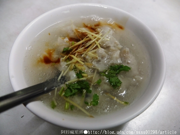 阿鳳浮水虱目魚焿：【美食特搜。台南中西區】阿鳳浮水虱目魚羹。湯頭滋味酸甜 包料魚羹塊 民國46年創立老店