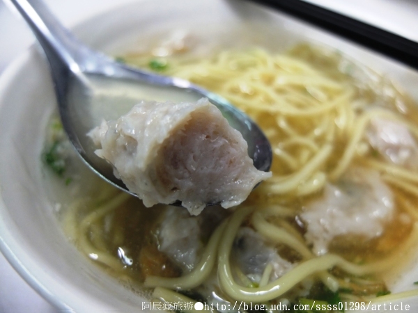 阿鳳浮水虱目魚焿：【美食特搜。台南中西區】阿鳳浮水虱目魚羹。湯頭滋味酸甜 包料魚羹塊 民國46年創立老店