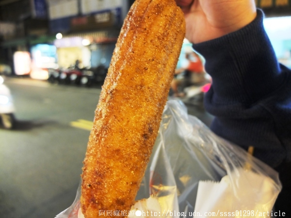 石頭鄉烤玉米:【美食特搜。台南中西區】石頭鄉燜烤珍珠玉米。台南市第一家烤玉米創始老店 黑石子燜熟炭烤特殊處理