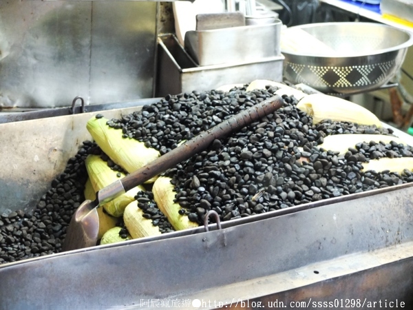 石頭鄉烤玉米:【美食特搜。台南中西區】石頭鄉燜烤珍珠玉米。台南市第一家烤玉米創始老店 黑石子燜熟炭烤特殊處理