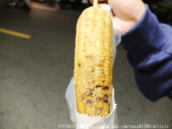 石頭鄉烤玉米:【美食特搜。台南中西區】石頭鄉燜烤珍珠玉米。台南市第一家烤玉米創始老店 黑石子燜熟炭烤特殊處理