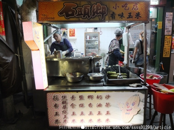 石頭鄉烤玉米:【美食特搜。台南中西區】石頭鄉燜烤珍珠玉米。台南市第一家烤玉米創始老店 黑石子燜熟炭烤特殊處理