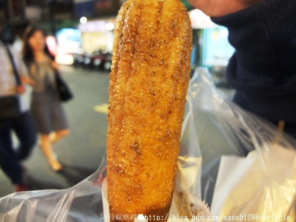 石頭鄉烤玉米:【美食特搜。台南中西區】石頭鄉燜烤珍珠玉米。台南市第一家烤玉米創始老店 黑石子燜熟炭烤特殊處理