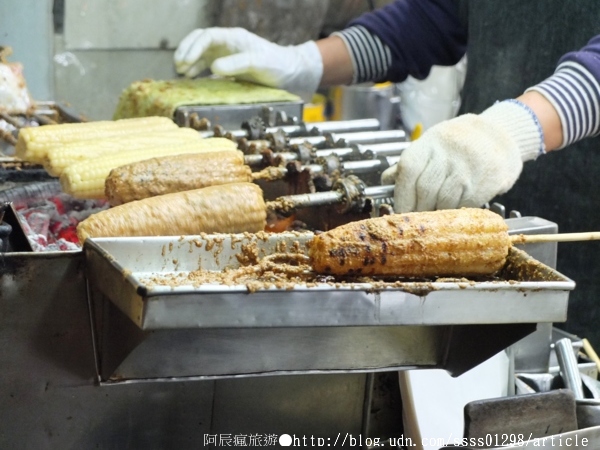 石頭鄉烤玉米:【美食特搜。台南中西區】石頭鄉燜烤珍珠玉米。台南市第一家烤玉米創始老店 黑石子燜熟炭烤特殊處理