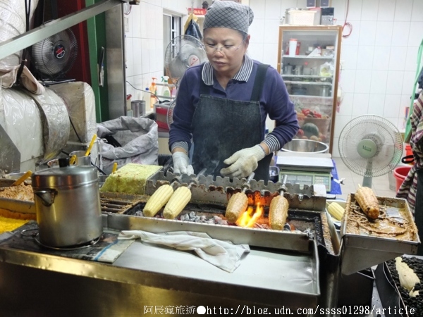 石頭鄉烤玉米:【美食特搜。台南中西區】石頭鄉燜烤珍珠玉米。台南市第一家烤玉米創始老店 黑石子燜熟炭烤特殊處理