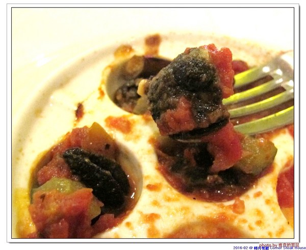 轉角餐廳:(台南。東區美食)『轉角餐廳』。美如教堂般的歐式餐廳。另有私人酒窖,提供餐酒服務。雙人海陸套餐,吃得到老饕黑牛和加拿大活龍蝦,美味饗宴熱情供應中!