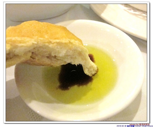 轉角餐廳:(台南。東區美食)『轉角餐廳』。美如教堂般的歐式餐廳。另有私人酒窖,提供餐酒服務。雙人海陸套餐,吃得到老饕黑牛和加拿大活龍蝦,美味饗宴熱情供應中!