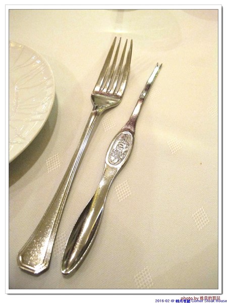 轉角餐廳:(台南。東區美食)『轉角餐廳』。美如教堂般的歐式餐廳。另有私人酒窖,提供餐酒服務。雙人海陸套餐,吃得到老饕黑牛和加拿大活龍蝦,美味饗宴熱情供應中!