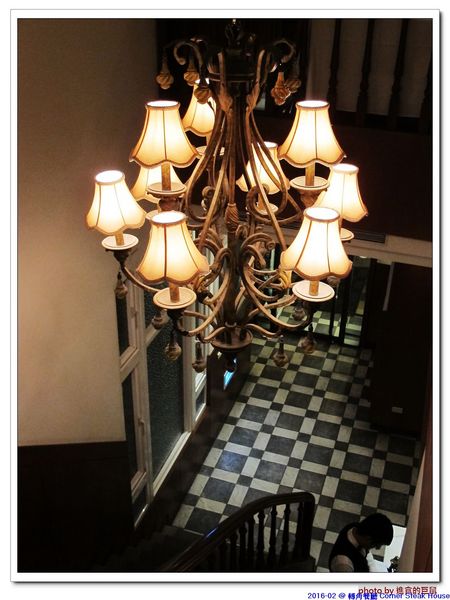 轉角餐廳:(台南。東區美食)『轉角餐廳』。美如教堂般的歐式餐廳。另有私人酒窖,提供餐酒服務。雙人海陸套餐,吃得到老饕黑牛和加拿大活龍蝦,美味饗宴熱情供應中!