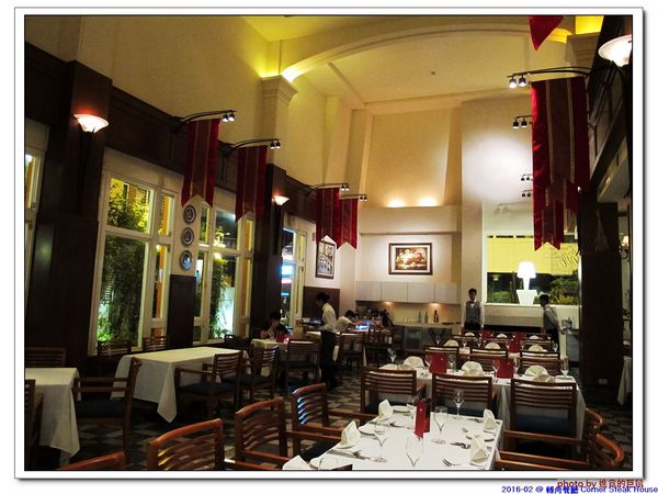 轉角餐廳:(台南。東區美食)『轉角餐廳』。美如教堂般的歐式餐廳。另有私人酒窖,提供餐酒服務。雙人海陸套餐,吃得到老饕黑牛和加拿大活龍蝦,美味饗宴熱情供應中!