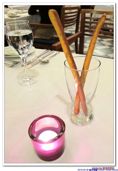 轉角餐廳:(台南。東區美食)『轉角餐廳』。美如教堂般的歐式餐廳。另有私人酒窖,提供餐酒服務。雙人海陸套餐,吃得到老饕黑牛和加拿大活龍蝦,美味饗宴熱情供應中!