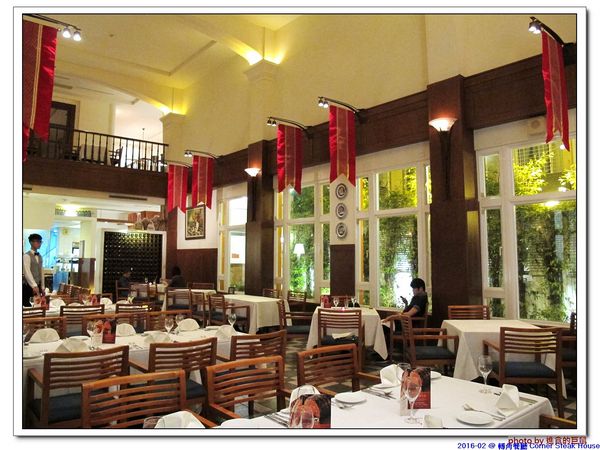 轉角餐廳:(台南。東區美食)『轉角餐廳』。美如教堂般的歐式餐廳。另有私人酒窖,提供餐酒服務。雙人海陸套餐,吃得到老饕黑牛和加拿大活龍蝦,美味饗宴熱情供應中!