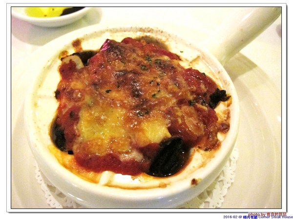 轉角餐廳:(台南。東區美食)『轉角餐廳』。美如教堂般的歐式餐廳。另有私人酒窖,提供餐酒服務。雙人海陸套餐,吃得到老饕黑牛和加拿大活龍蝦,美味饗宴熱情供應中!