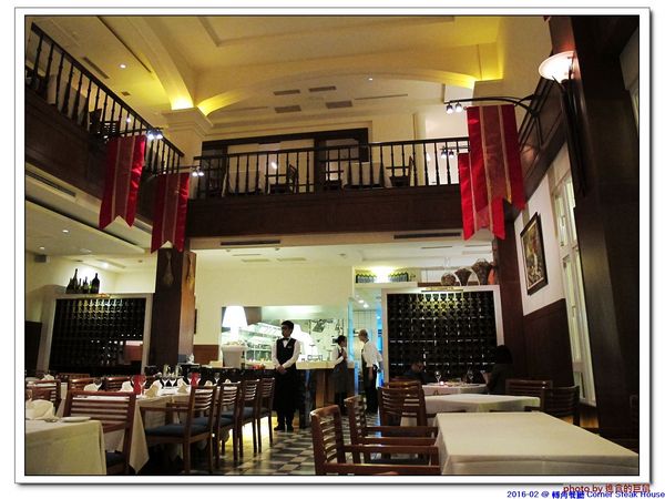 轉角餐廳:(台南。東區美食)『轉角餐廳』。美如教堂般的歐式餐廳。另有私人酒窖,提供餐酒服務。雙人海陸套餐,吃得到老饕黑牛和加拿大活龍蝦,美味饗宴熱情供應中!