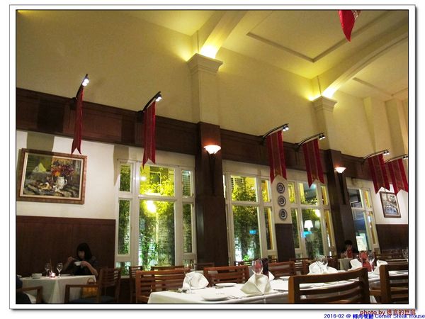 轉角餐廳:(台南。東區美食)『轉角餐廳』。美如教堂般的歐式餐廳。另有私人酒窖,提供餐酒服務。雙人海陸套餐,吃得到老饕黑牛和加拿大活龍蝦,美味饗宴熱情供應中!
