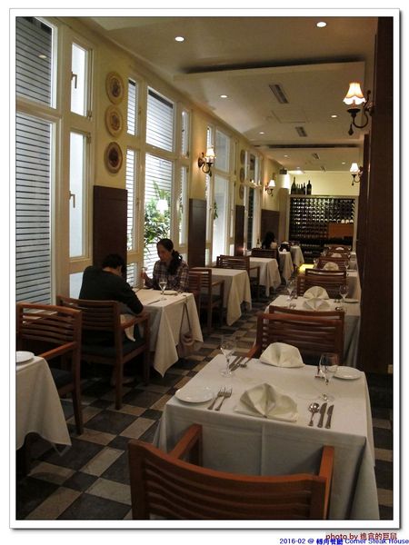 轉角餐廳:(台南。東區美食)『轉角餐廳』。美如教堂般的歐式餐廳。另有私人酒窖,提供餐酒服務。雙人海陸套餐,吃得到老饕黑牛和加拿大活龍蝦,美味饗宴熱情供應中!