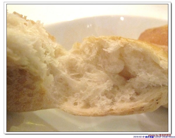 轉角餐廳:(台南。東區美食)『轉角餐廳』。美如教堂般的歐式餐廳。另有私人酒窖,提供餐酒服務。雙人海陸套餐,吃得到老饕黑牛和加拿大活龍蝦,美味饗宴熱情供應中!