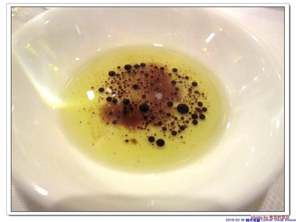 轉角餐廳:(台南。東區美食)『轉角餐廳』。美如教堂般的歐式餐廳。另有私人酒窖,提供餐酒服務。雙人海陸套餐,吃得到老饕黑牛和加拿大活龍蝦,美味饗宴熱情供應中!