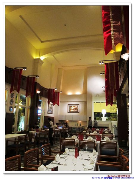 轉角餐廳:(台南。東區美食)『轉角餐廳』。美如教堂般的歐式餐廳。另有私人酒窖,提供餐酒服務。雙人海陸套餐,吃得到老饕黑牛和加拿大活龍蝦,美味饗宴熱情供應中!