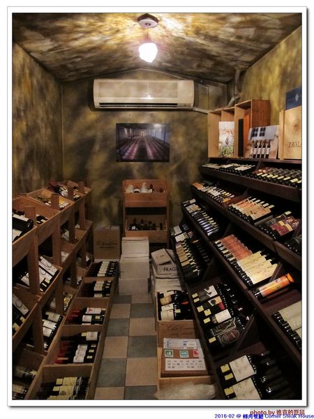 轉角餐廳:(台南。東區美食)『轉角餐廳』。美如教堂般的歐式餐廳。另有私人酒窖,提供餐酒服務。雙人海陸套餐,吃得到老饕黑牛和加拿大活龍蝦,美味饗宴熱情供應中!