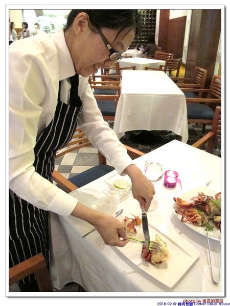 轉角餐廳:(台南。東區美食)『轉角餐廳』。美如教堂般的歐式餐廳。另有私人酒窖,提供餐酒服務。雙人海陸套餐,吃得到老饕黑牛和加拿大活龍蝦,美味饗宴熱情供應中!