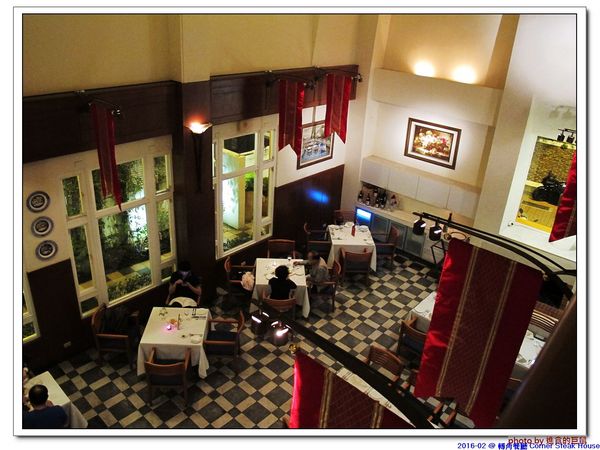 轉角餐廳:(台南。東區美食)『轉角餐廳』。美如教堂般的歐式餐廳。另有私人酒窖,提供餐酒服務。雙人海陸套餐,吃得到老饕黑牛和加拿大活龍蝦,美味饗宴熱情供應中!