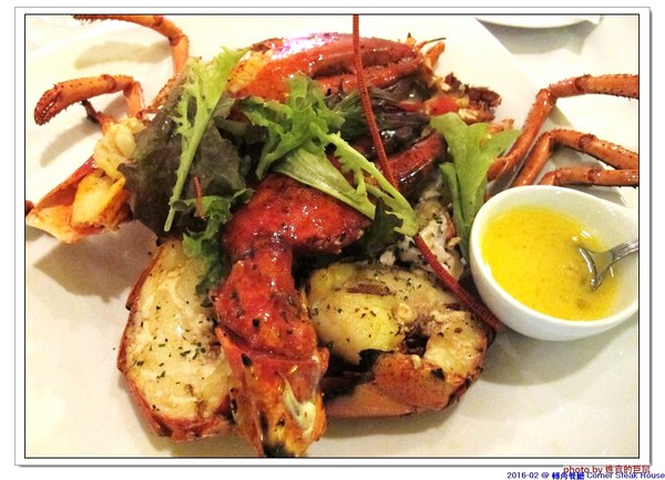 轉角餐廳:(台南。東區美食)『轉角餐廳』。美如教堂般的歐式餐廳。另有私人酒窖,提供餐酒服務。雙人海陸套餐,吃得到老饕黑牛和加拿大活龍蝦,美味饗宴熱情供應中!