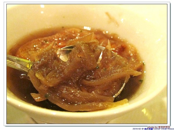 轉角餐廳:(台南。東區美食)『轉角餐廳』。美如教堂般的歐式餐廳。另有私人酒窖,提供餐酒服務。雙人海陸套餐,吃得到老饕黑牛和加拿大活龍蝦,美味饗宴熱情供應中!