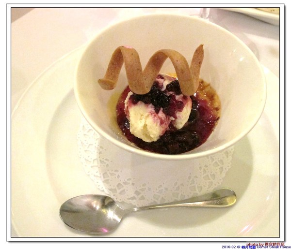 轉角餐廳:(台南。東區美食)『轉角餐廳』。美如教堂般的歐式餐廳。另有私人酒窖,提供餐酒服務。雙人海陸套餐,吃得到老饕黑牛和加拿大活龍蝦,美味饗宴熱情供應中!