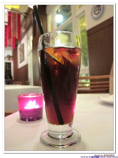 轉角餐廳:(台南。東區美食)『轉角餐廳』。美如教堂般的歐式餐廳。另有私人酒窖,提供餐酒服務。雙人海陸套餐,吃得到老饕黑牛和加拿大活龍蝦,美味饗宴熱情供應中!