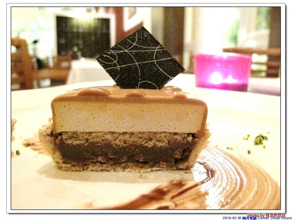 轉角餐廳:(台南。東區美食)『轉角餐廳』。美如教堂般的歐式餐廳。另有私人酒窖,提供餐酒服務。雙人海陸套餐,吃得到老饕黑牛和加拿大活龍蝦,美味饗宴熱情供應中!