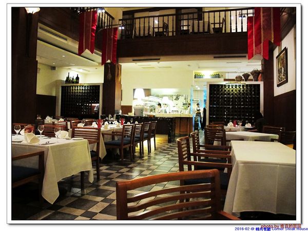 轉角餐廳:(台南。東區美食)『轉角餐廳』。美如教堂般的歐式餐廳。另有私人酒窖,提供餐酒服務。雙人海陸套餐,吃得到老饕黑牛和加拿大活龍蝦,美味饗宴熱情供應中!