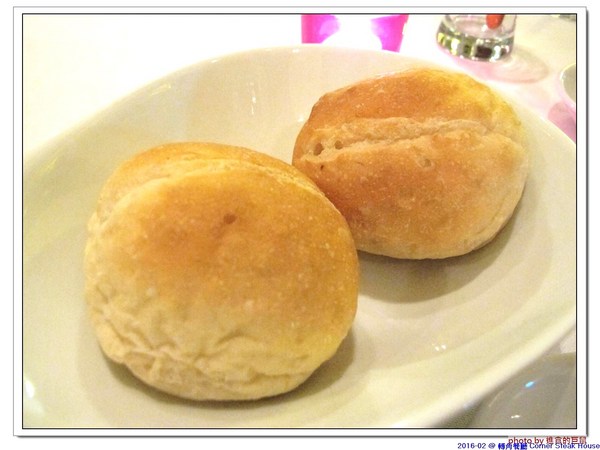 轉角餐廳:(台南。東區美食)『轉角餐廳』。美如教堂般的歐式餐廳。另有私人酒窖,提供餐酒服務。雙人海陸套餐,吃得到老饕黑牛和加拿大活龍蝦,美味饗宴熱情供應中!