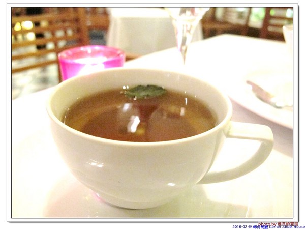 轉角餐廳:(台南。東區美食)『轉角餐廳』。美如教堂般的歐式餐廳。另有私人酒窖,提供餐酒服務。雙人海陸套餐,吃得到老饕黑牛和加拿大活龍蝦,美味饗宴熱情供應中!