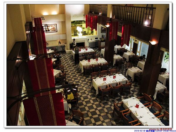 轉角餐廳:(台南。東區美食)『轉角餐廳』。美如教堂般的歐式餐廳。另有私人酒窖,提供餐酒服務。雙人海陸套餐,吃得到老饕黑牛和加拿大活龍蝦,美味饗宴熱情供應中!