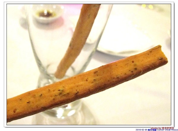 轉角餐廳:(台南。東區美食)『轉角餐廳』。美如教堂般的歐式餐廳。另有私人酒窖,提供餐酒服務。雙人海陸套餐,吃得到老饕黑牛和加拿大活龍蝦,美味饗宴熱情供應中!