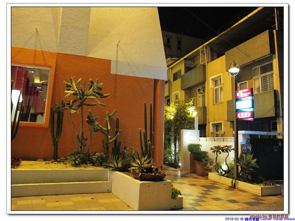 轉角餐廳:(台南。東區美食)『轉角餐廳』。美如教堂般的歐式餐廳。另有私人酒窖,提供餐酒服務。雙人海陸套餐,吃得到老饕黑牛和加拿大活龍蝦,美味饗宴熱情供應中!