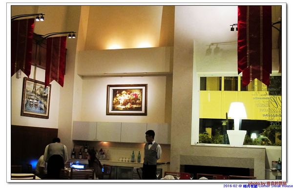 轉角餐廳:(台南。東區美食)『轉角餐廳』。美如教堂般的歐式餐廳。另有私人酒窖,提供餐酒服務。雙人海陸套餐,吃得到老饕黑牛和加拿大活龍蝦,美味饗宴熱情供應中!