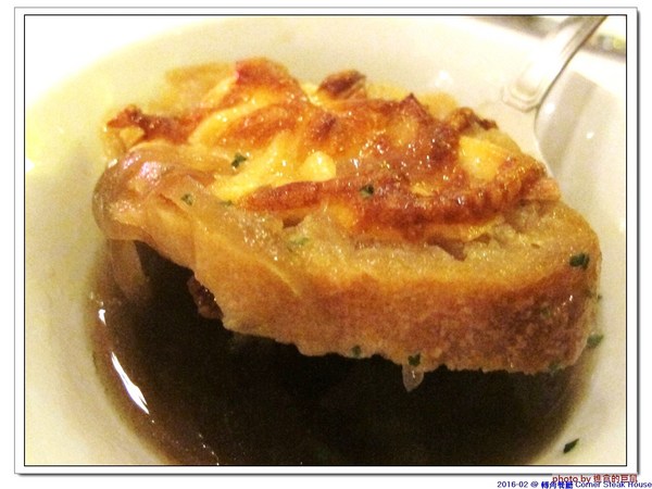 轉角餐廳:(台南。東區美食)『轉角餐廳』。美如教堂般的歐式餐廳。另有私人酒窖,提供餐酒服務。雙人海陸套餐,吃得到老饕黑牛和加拿大活龍蝦,美味饗宴熱情供應中!