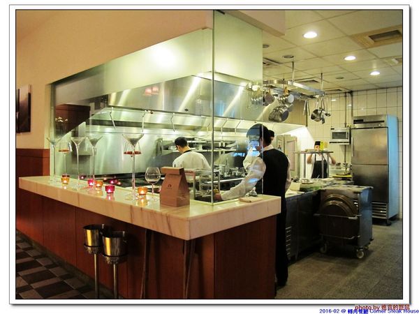 轉角餐廳:(台南。東區美食)『轉角餐廳』。美如教堂般的歐式餐廳。另有私人酒窖,提供餐酒服務。雙人海陸套餐,吃得到老饕黑牛和加拿大活龍蝦,美味饗宴熱情供應中!