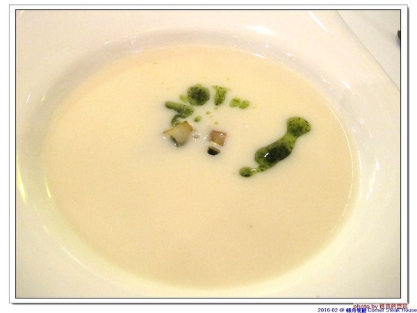 轉角餐廳:(台南。東區美食)『轉角餐廳』。美如教堂般的歐式餐廳。另有私人酒窖,提供餐酒服務。雙人海陸套餐,吃得到老饕黑牛和加拿大活龍蝦,美味饗宴熱情供應中!