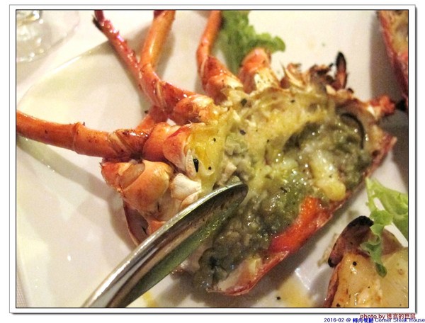 轉角餐廳:(台南。東區美食)『轉角餐廳』。美如教堂般的歐式餐廳。另有私人酒窖,提供餐酒服務。雙人海陸套餐,吃得到老饕黑牛和加拿大活龍蝦,美味饗宴熱情供應中!