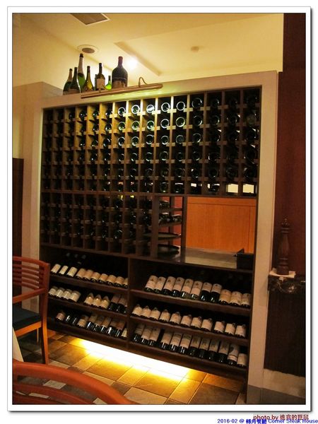 轉角餐廳:(台南。東區美食)『轉角餐廳』。美如教堂般的歐式餐廳。另有私人酒窖,提供餐酒服務。雙人海陸套餐,吃得到老饕黑牛和加拿大活龍蝦,美味饗宴熱情供應中!