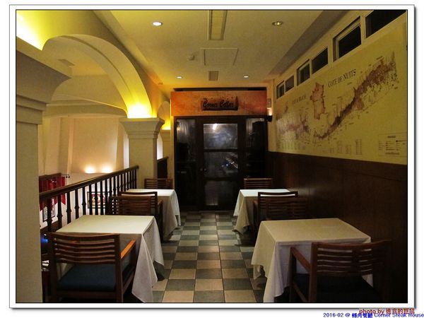 轉角餐廳:(台南。東區美食)『轉角餐廳』。美如教堂般的歐式餐廳。另有私人酒窖,提供餐酒服務。雙人海陸套餐,吃得到老饕黑牛和加拿大活龍蝦,美味饗宴熱情供應中!