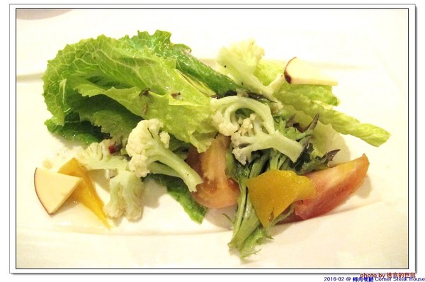 轉角餐廳:(台南。東區美食)『轉角餐廳』。美如教堂般的歐式餐廳。另有私人酒窖,提供餐酒服務。雙人海陸套餐,吃得到老饕黑牛和加拿大活龍蝦,美味饗宴熱情供應中!