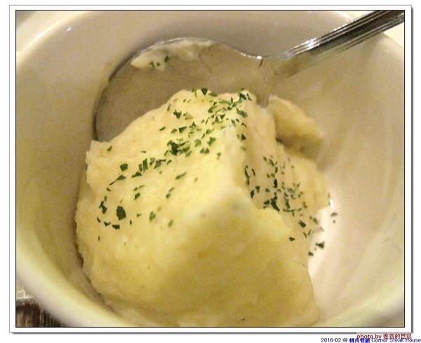 轉角餐廳:(台南。東區美食)『轉角餐廳』。美如教堂般的歐式餐廳。另有私人酒窖,提供餐酒服務。雙人海陸套餐,吃得到老饕黑牛和加拿大活龍蝦,美味饗宴熱情供應中!