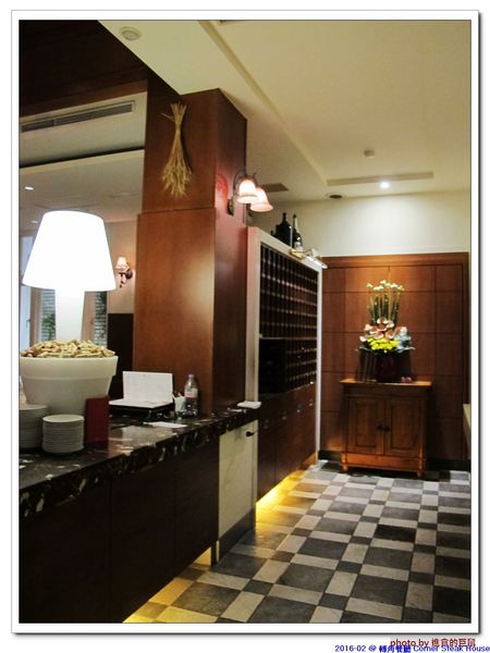 轉角餐廳:(台南。東區美食)『轉角餐廳』。美如教堂般的歐式餐廳。另有私人酒窖,提供餐酒服務。雙人海陸套餐,吃得到老饕黑牛和加拿大活龍蝦,美味饗宴熱情供應中!