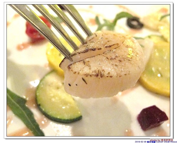 轉角餐廳:(台南。東區美食)『轉角餐廳』。美如教堂般的歐式餐廳。另有私人酒窖,提供餐酒服務。雙人海陸套餐,吃得到老饕黑牛和加拿大活龍蝦,美味饗宴熱情供應中!