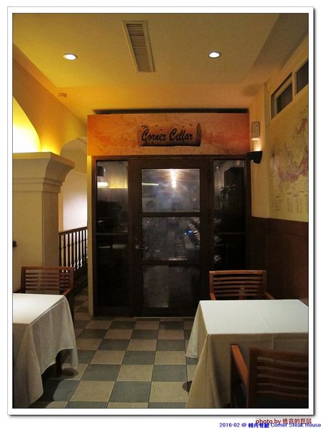 轉角餐廳:(台南。東區美食)『轉角餐廳』。美如教堂般的歐式餐廳。另有私人酒窖,提供餐酒服務。雙人海陸套餐,吃得到老饕黑牛和加拿大活龍蝦,美味饗宴熱情供應中!